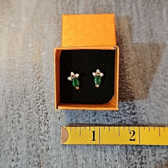 Faux Emerald Marquis cut stud earrings - Picture 5 of 6